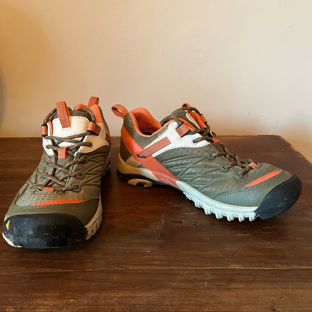 Keen Size 5 hiking sneakers. Gently worn, great condition!